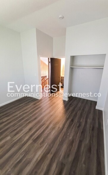 Building Photo - 422 Country Downs Dr