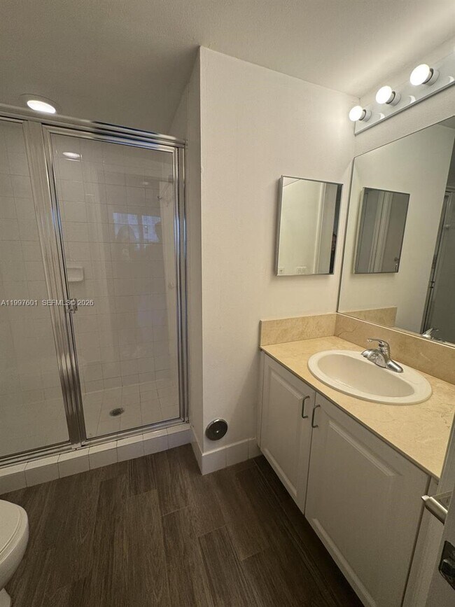 Building Photo - 1155 Brickell Bay Dr