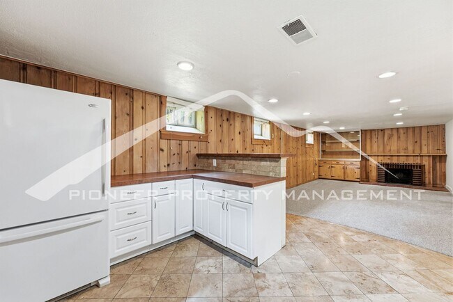 Building Photo - Stunning Home with Central AC and Fenced Yard