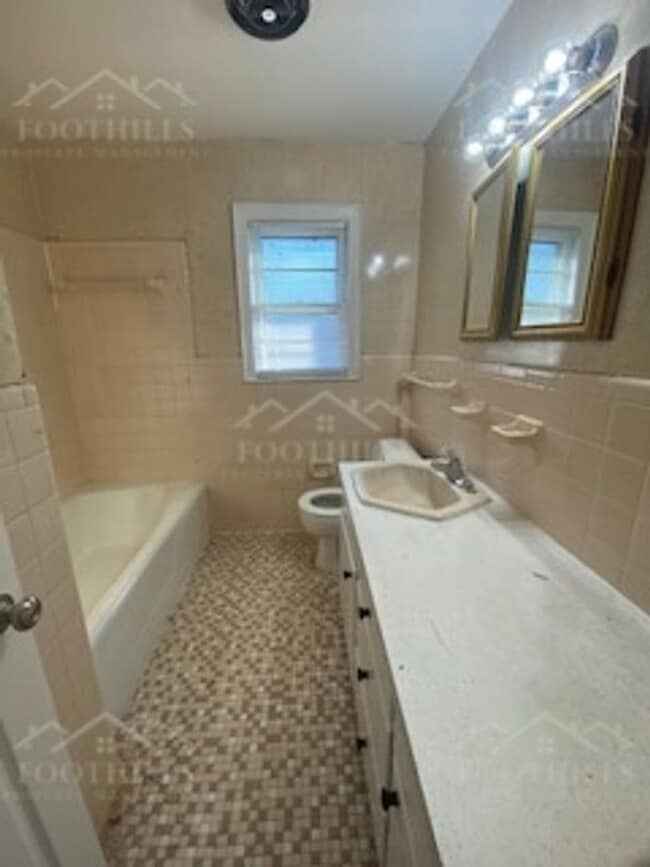 Building Photo - 1010 Belhaven Rd