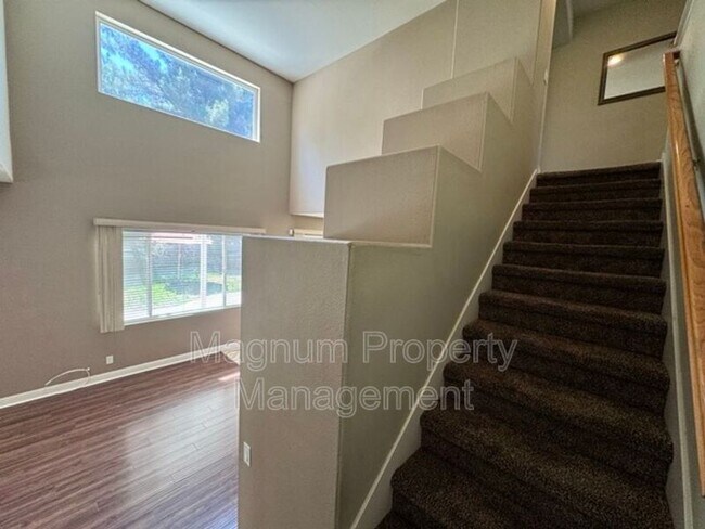 Building Photo - 30997 Oakhill Dr