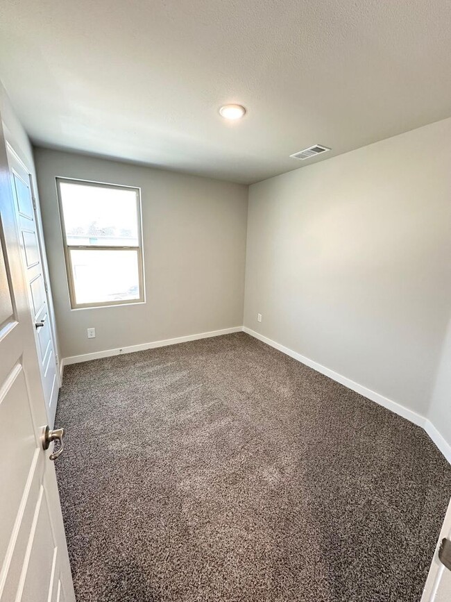 Building Photo - 3 Bedroom 2.5 Bathroom Ready to Rent ASAP!