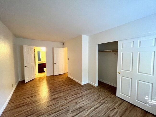 Building Photo - 2 Bedroom Condo in Guard Gated Community