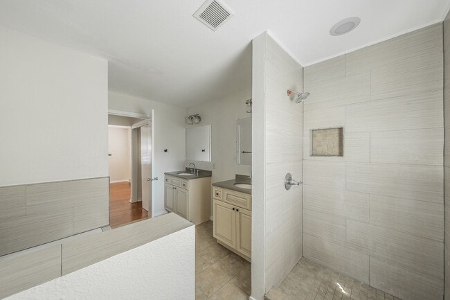 Building Photo - 3-Bedroom in Westworth Village!