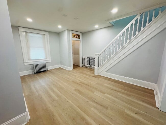 Building Photo - Remodeled Large 3bd/1.5 House with Rear ya...