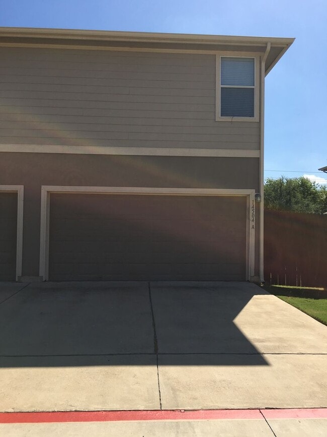Building Photo - Great 3/2.5 Townhouse in Great Location