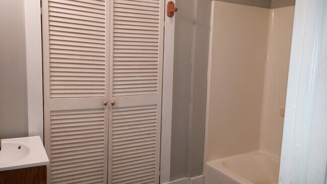 Building Photo - 501 S Main St