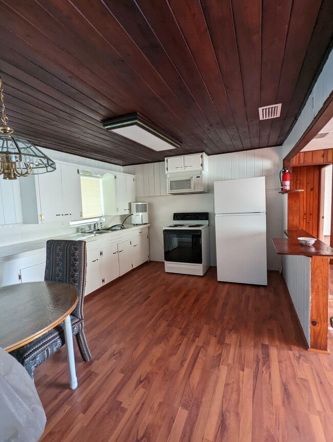 Building Photo - Lovely 2/1 home with beautiful natural wood interior