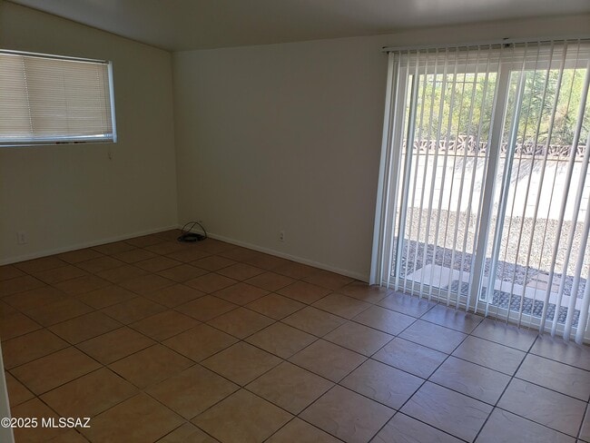 Building Photo - 5520 N Bonita Pl