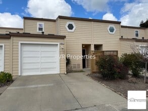 Building Photo - Beautiful townhome with duel primary bedrooms in fantastic location