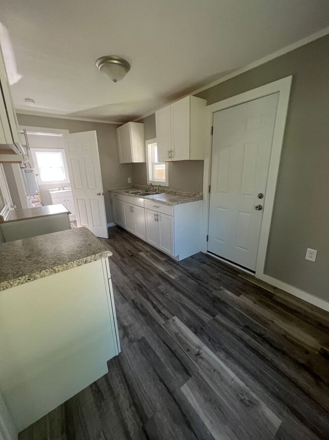Building Photo - 1 bedroom/1 bathroom house