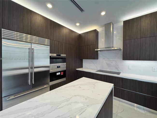 Building Photo - 19670 NE 14th Ct