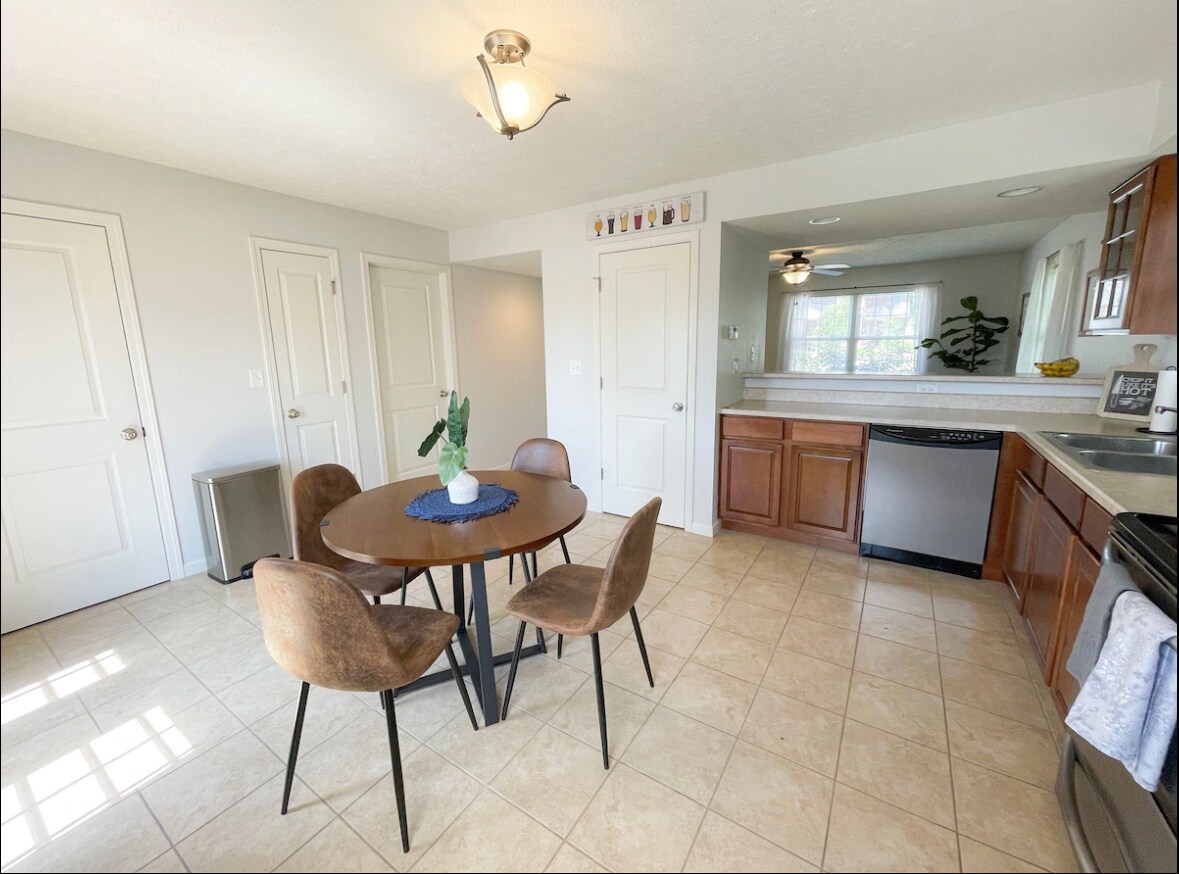 Building Photo - 1698 W Sunstone Dr