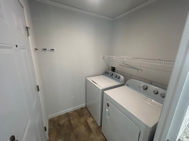 Building Photo - 103 Oak Ave