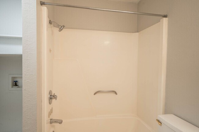 Building Photo - Stunning remodeled 2 Bedroom home in great area!