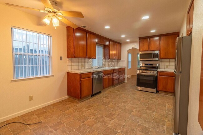 Building Photo - 325 E Mariposa Ave