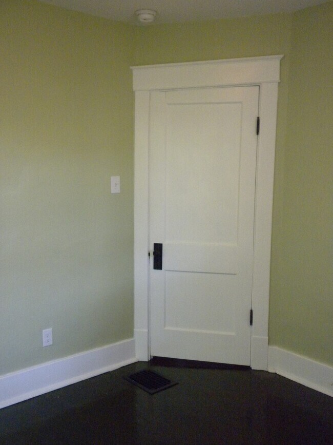 Building Photo - 3 bed/2 bath house - GRAD STUDENTS/PROFESS...