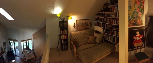 Building Photo - Top Floor FURNISHED 1 Bed/Office/Loft in P...