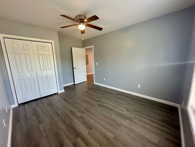 Building Photo - 960 Mayfield Dr