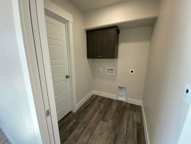 Building Photo - New Townhouse with 3 bedrooms / 2.5 bathrooms