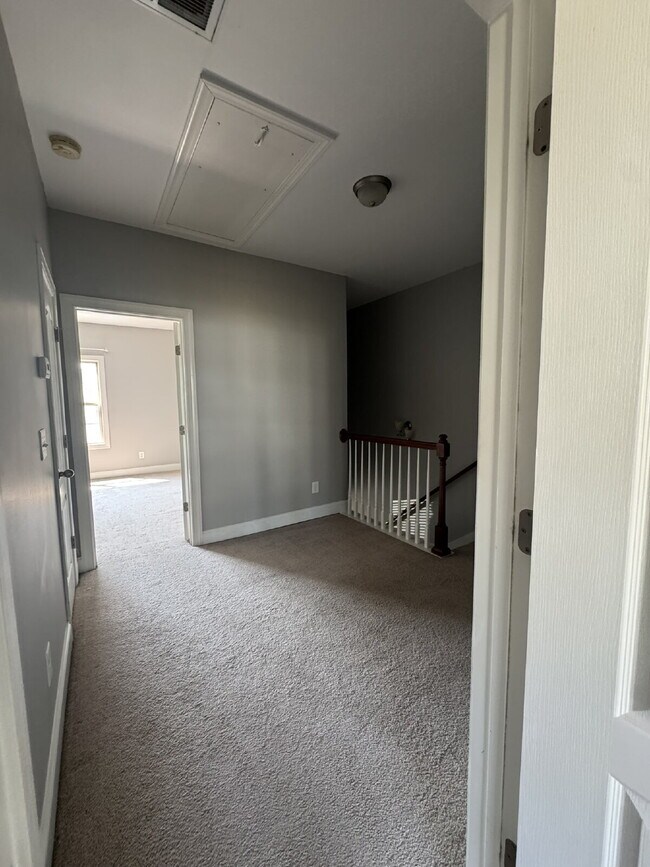 Building Photo - Beautiful townhouse near Henslee Park