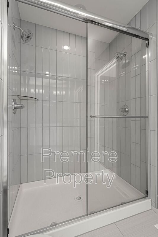 Building Photo - 2729 Charlotte St