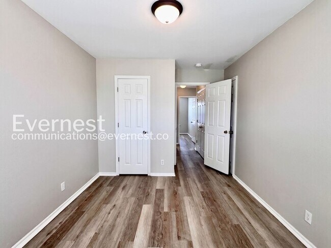 Building Photo - 3 Bed/2 Bath Home with Fenced Yard & Garage / Pet-Friendly / Available Now!
