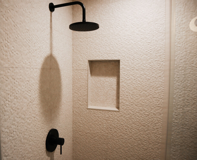 Shower - 6742 De Longpre Ave