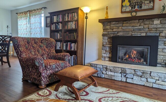 Building Photo - Quiet Peaceful Furnished 3/1.5 Condo, some...