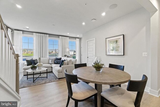 Building Photo - 43805 Middleway Ter