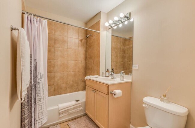 Building Photo - 6617 S Ingleside Ave