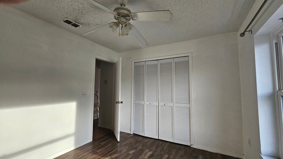 Building Photo - 1371 Melshire Ave