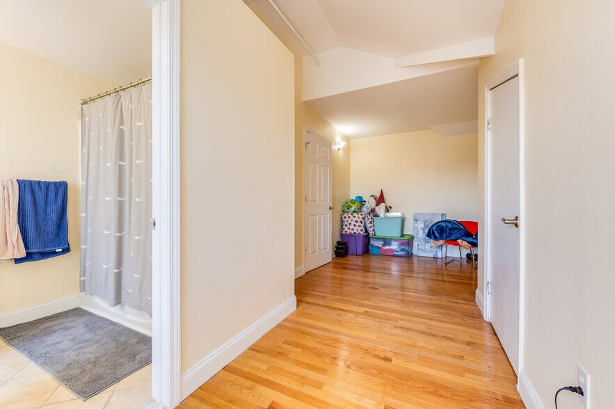 Building Photo - 316 Rindge Ave
