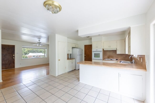 Building Photo - Charming Single-Level Brick Home with Large Yard & Patio in Little Rock