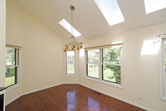 Building Photo - 229 Willow Pkwy