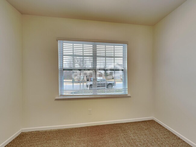 Building Photo - 553 Friar Park Ln