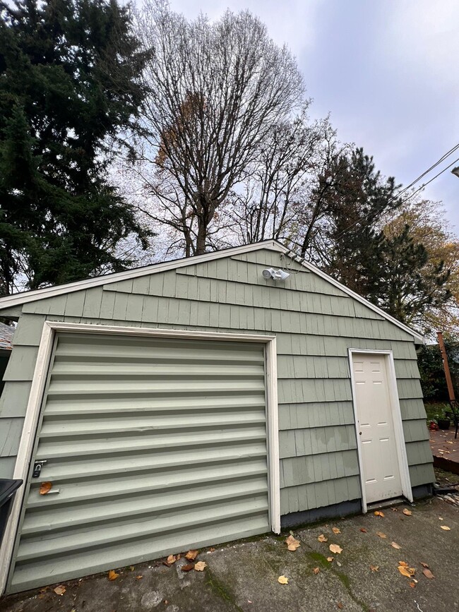 Detached garage - 3002 E McLoughlin Blvd