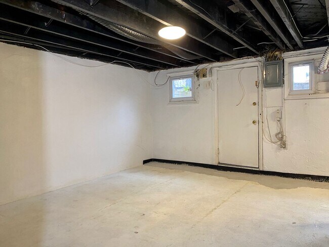 Building Photo - Charming 3 Bedroom/1 Bathroom Townhome in ...