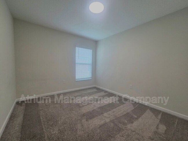 Building Photo - 327 Macarthur St