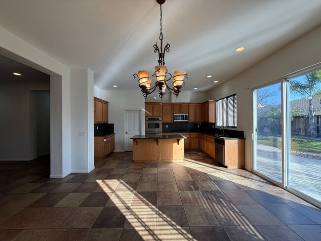 Building Photo - Centrally Located Single Story Home in Traditions