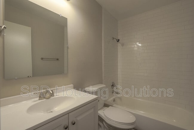 Building Photo - 613 NE 114th Terrace