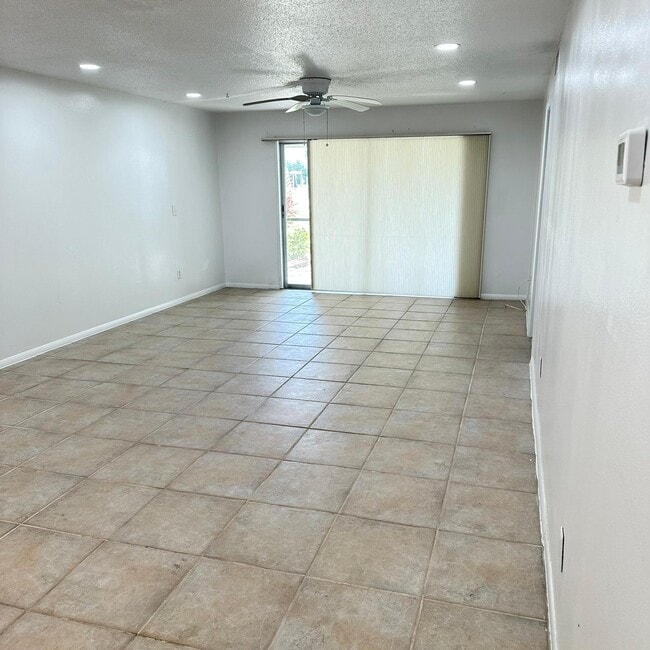 Building Photo - 5600 Beach Way Dr