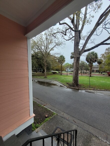 Front Porch, Overlooking Dixon Park - 1215 Java Pl