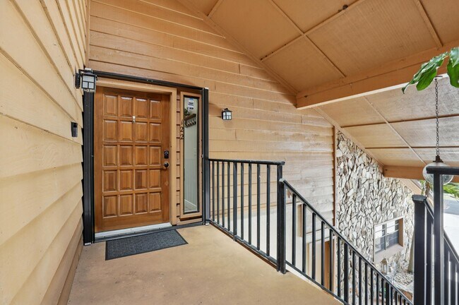Building Photo - 122 SE Crestwood Cir