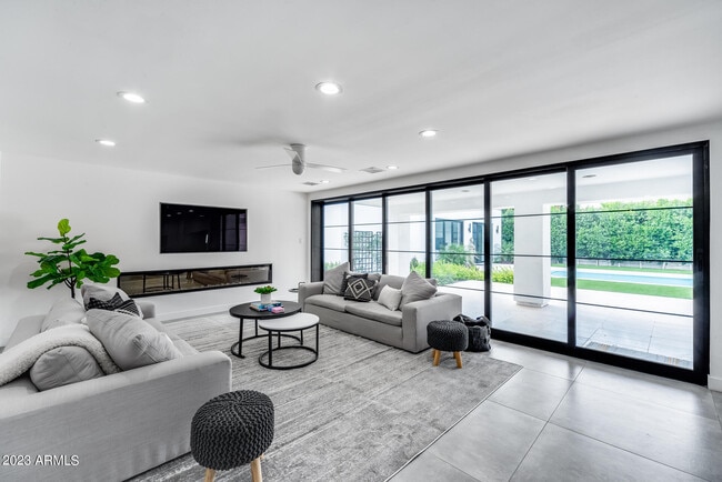 Building Photo - 8618 N Timberlane Dr