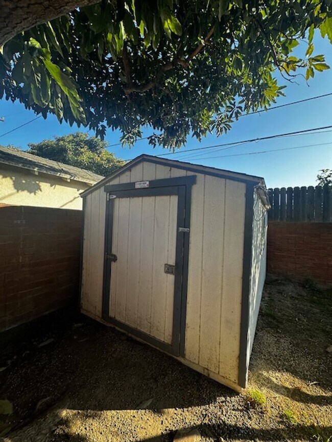 Building Photo - Charming studio