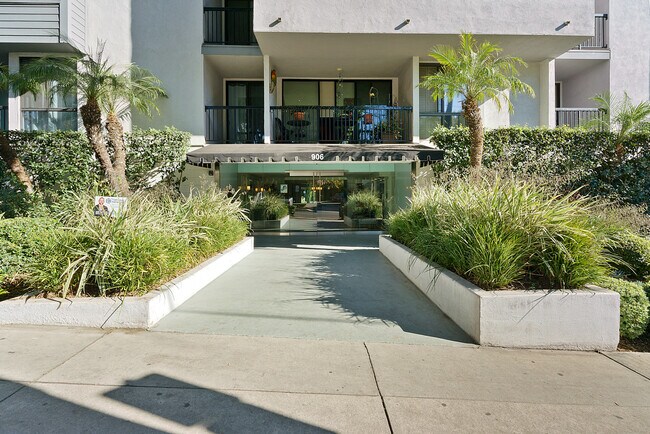 Building Photo - 906 N Doheny Dr