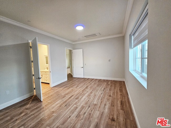 Building Photo - 944 S Serrano Ave