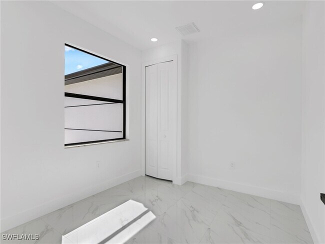 Building Photo - 1119 Earhart St E