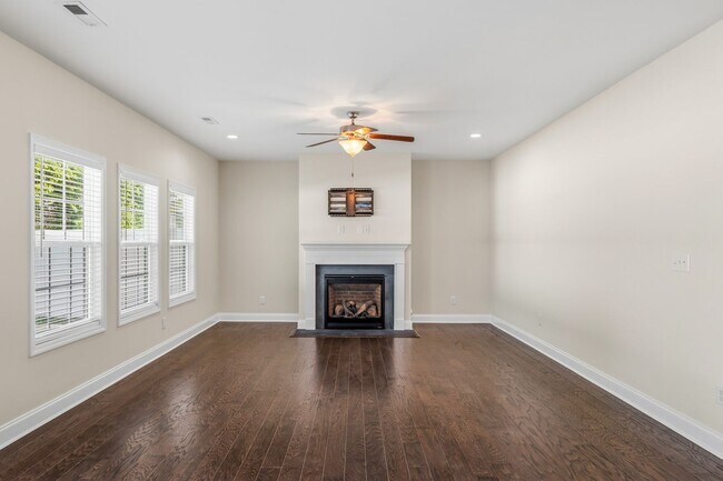 Building Photo - 5 Bedrooms in the heart of Summerfield!